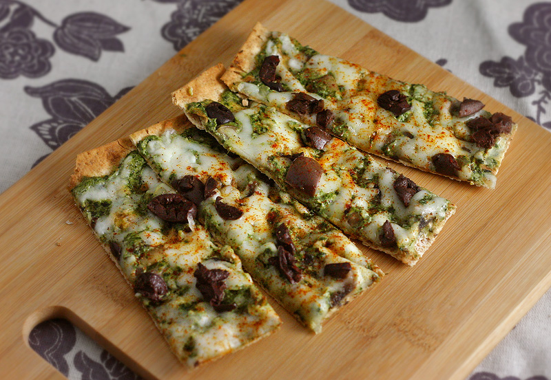 Low Calorie Flatbread Baked flatbread with cheese, mushrooms and spinach